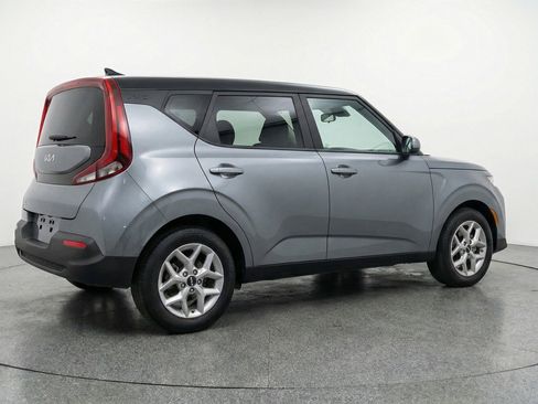 Used 2025 Kia Soul LX w/ LX Technology Package FWD image 9