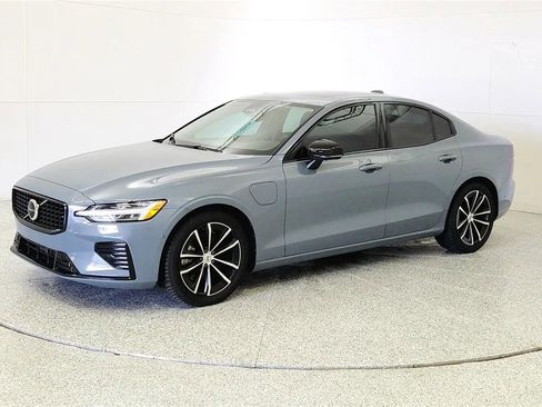 Used 2023 Volvo S60 T8 Plus image 3
