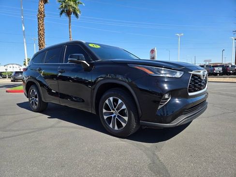 Used 2022 Toyota Highlander XLE image 2