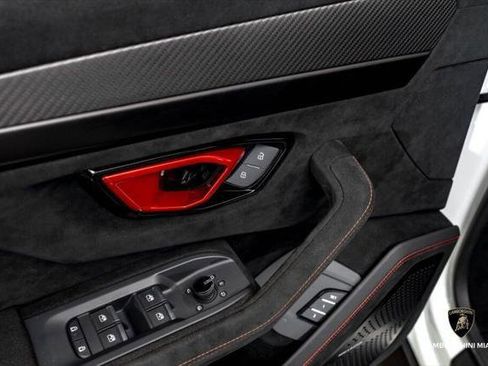 Used 2023 Lamborghini Urus Performante AWD/4WD image 32