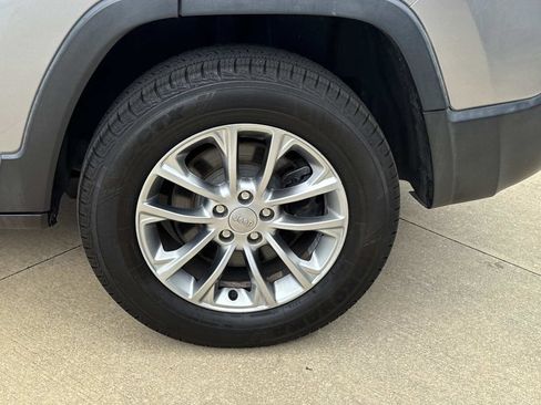 Used 2021 Jeep Cherokee Latitude Plus AWD/4WD image 5