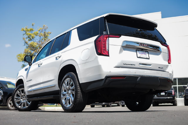 Used 2021 GMC Yukon SLT w/ SLT Premium Package AWD/4WD image 2