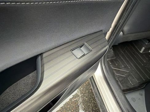 Used 2021 Toyota Venza XLE w/ Carpet Mat Package (TMS) image 15