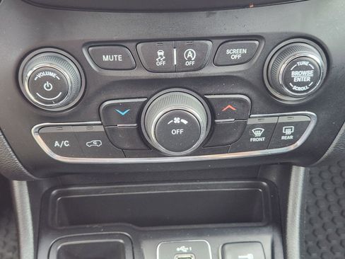 Used 2019 Jeep Cherokee Latitude Plus FWD image 22