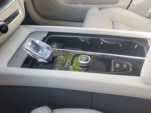 Certified 2025 Volvo XC60 B5 Ultra image 33