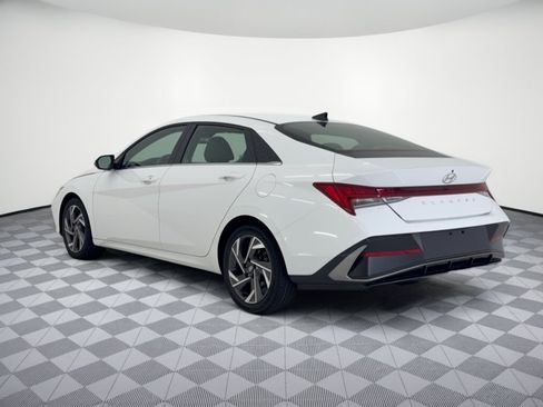 Used 2025 Hyundai Elantra SEL FWD image 3