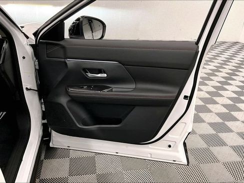 New 2026 Nissan Kicks SR w/ Cold Weather Package FWD image 34