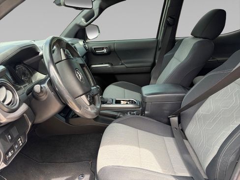 Used 2022 Toyota Tacoma TRD Sport w/ Technology Package image 8