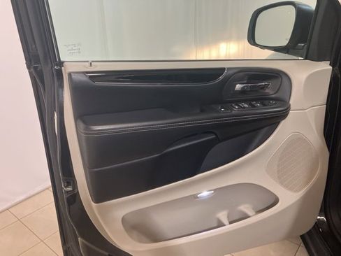 Used 2019 Dodge Grand Caravan SXT image 9