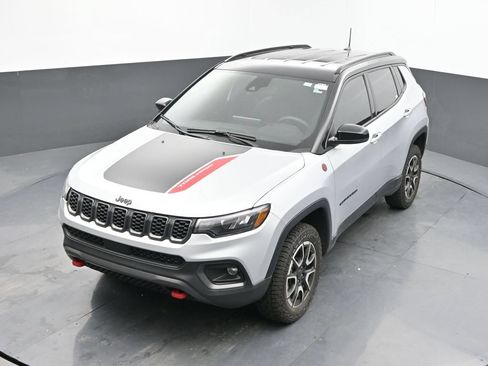 Used 2025 Jeep Compass Trailhawk AWD/4WD image 31