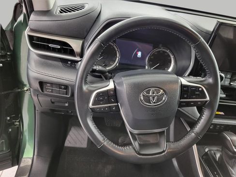 Used 2023 Toyota Highlander XLE AWD/4WD image 5