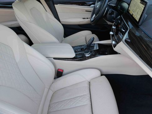 Used 2023 BMW 530e w/ Premium Package image 13