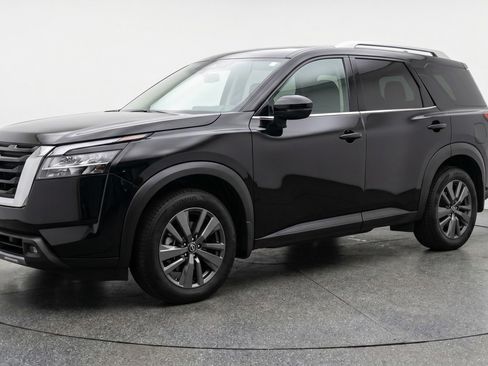 Used 2025 Nissan Pathfinder SV image 3