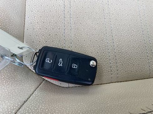 Used 2012 Volkswagen Jetta SEL FWD image 28