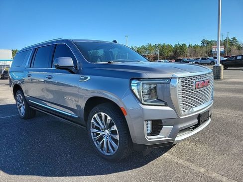 Used 2021 GMC Yukon XL Denali w/ Denali Premium Package image 3
