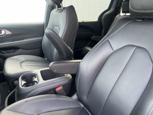Used 2025 Chrysler Pacifica Select image 8