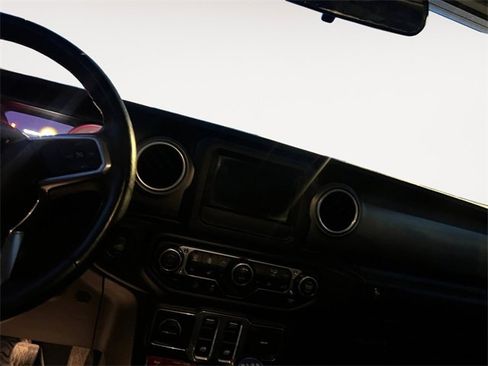 Used 2018 Jeep Wrangler Rubicon w/ Cold Weather Group image 11