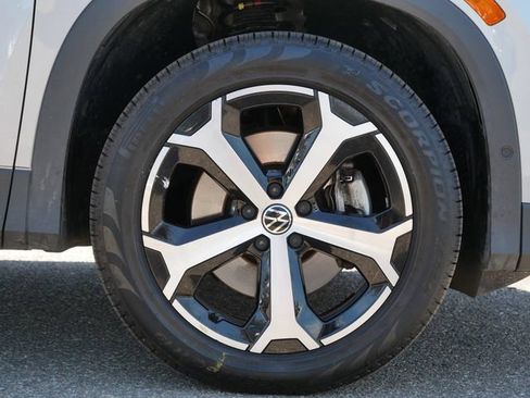 Certified 2025 Volkswagen Tiguan SE AWD/4WD image 9