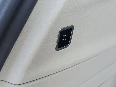 Used 2024 Chrysler Pacifica Limited FWD image 8