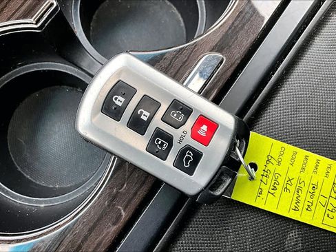 Used 2017 Toyota Sienna XLE image 14