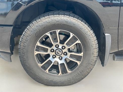 Used 2022 Nissan Titan SV w/ SV Convenience Package image 31