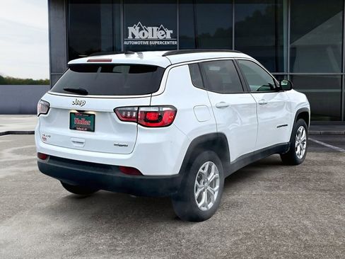 Used 2024 Jeep Compass Latitude image 2