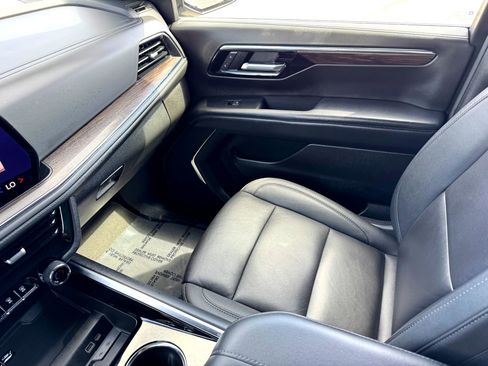 Used 2025 Chevrolet Suburban Z71 image 29