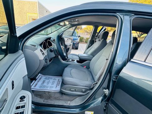Used 2009 Chevrolet Traverse LT FWD image 11