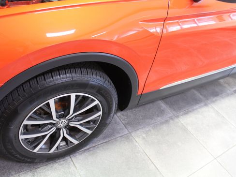 Used 2018 Volkswagen Tiguan SE w/ Panoramic Sunroof Package image 33