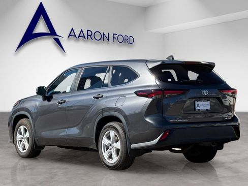 Used 2024 Toyota Highlander LE image 3