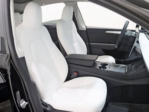 Used 2022 Tesla Model Y Long Range image 27