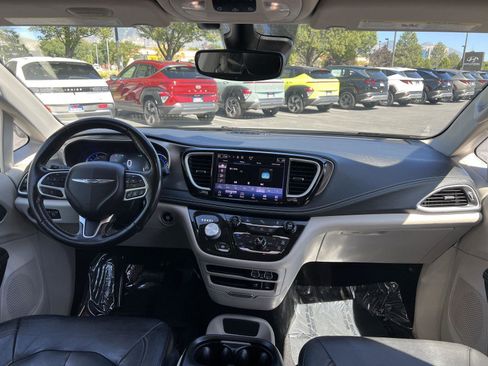 Used 2022 Chrysler Pacifica Touring-L FWD image 23