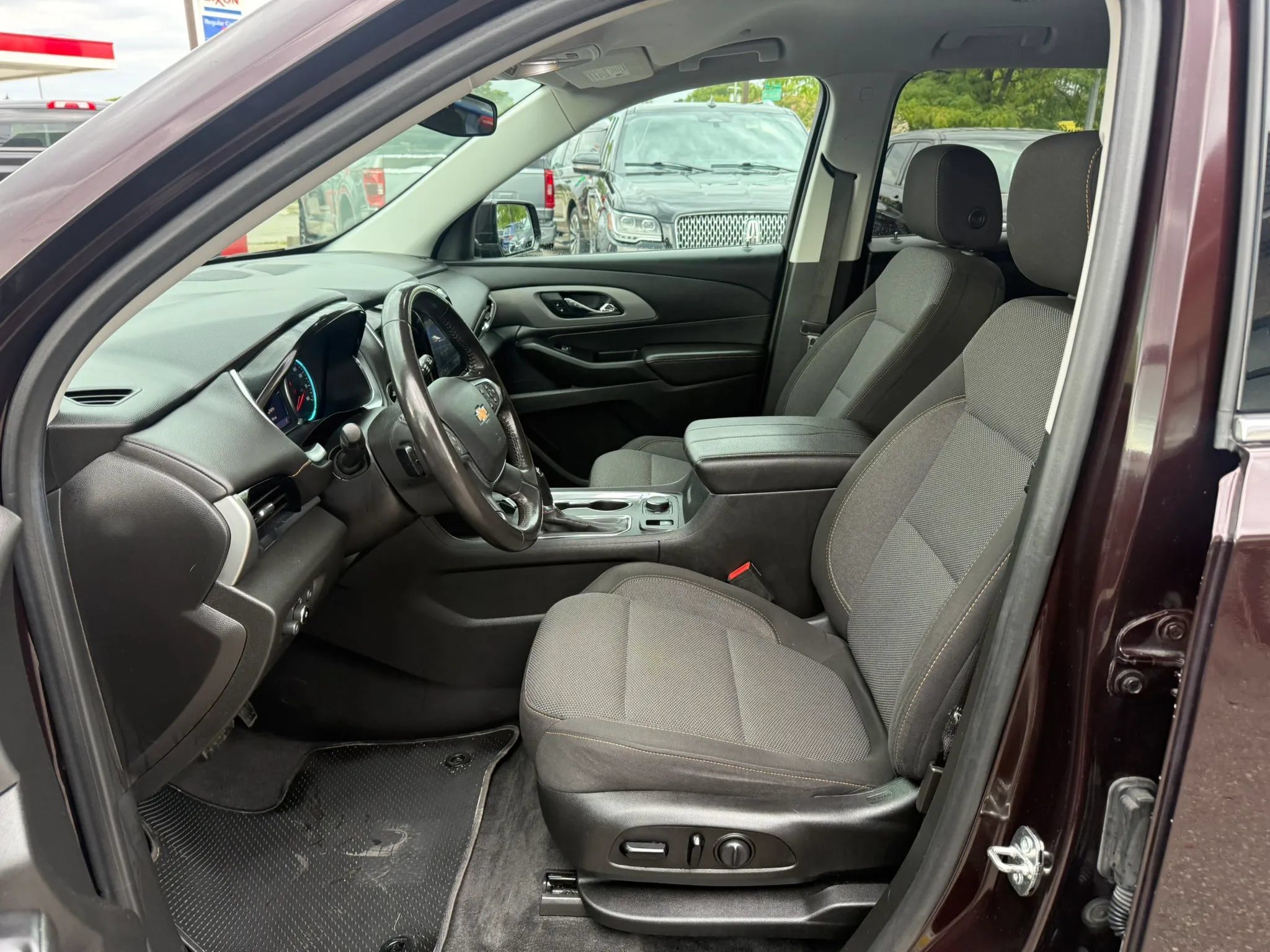 Used 2020 Chevrolet Traverse LT FWD image 15