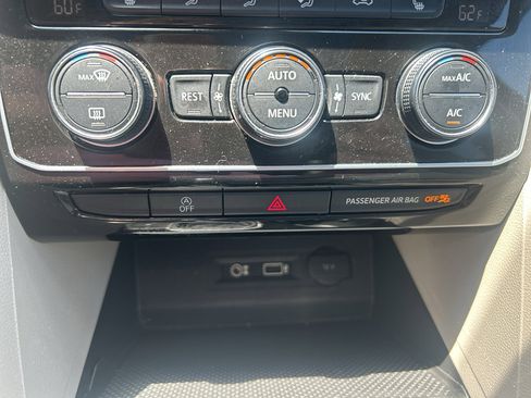 Used 2018 Volkswagen Atlas SEL FWD image 28