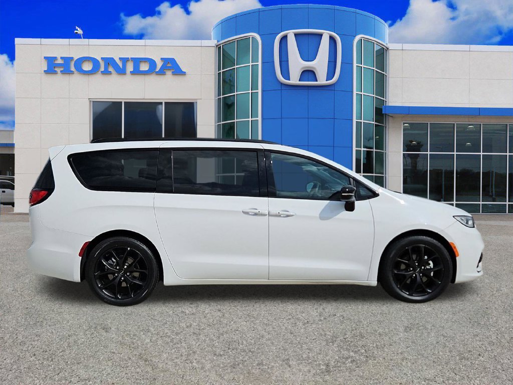 Used 2025 Chrysler Pacifica Limited FWD image 2