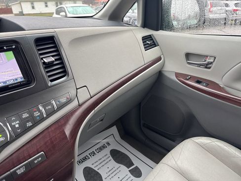 Used 2012 Toyota Sienna XLE image 15