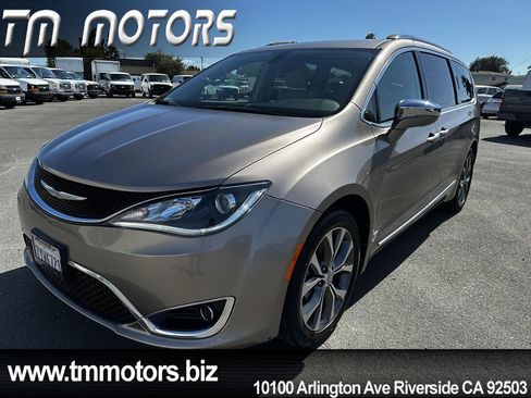 Used 2017 Chrysler Pacifica Limited w/ UConnect Theater Package FWD image 1