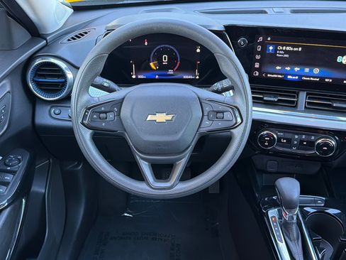 Used 2025 Chevrolet Trax LT FWD image 11