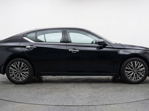 Used 2025 Nissan Altima 2.5 SV image 11