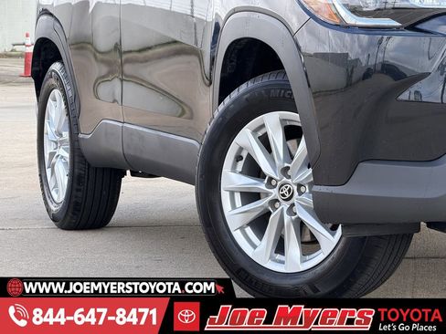 Used 2025 Toyota Corolla Cross LE image 12