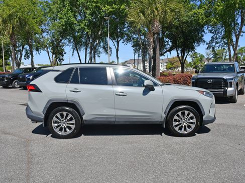 Used 2021 Toyota RAV4 XLE Premium image 5