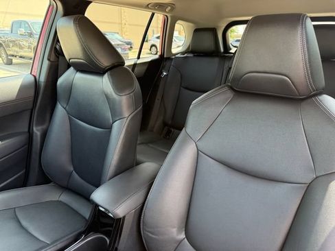 Used 2023 Toyota Corolla Cross XLE w/ Convenience Package FWD image 12