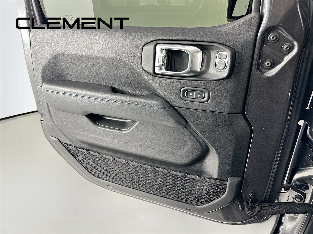 Used 2022 Jeep Wrangler Unlimited Rubicon 4xe w/ Dual Top Group AWD/4WD image 27
