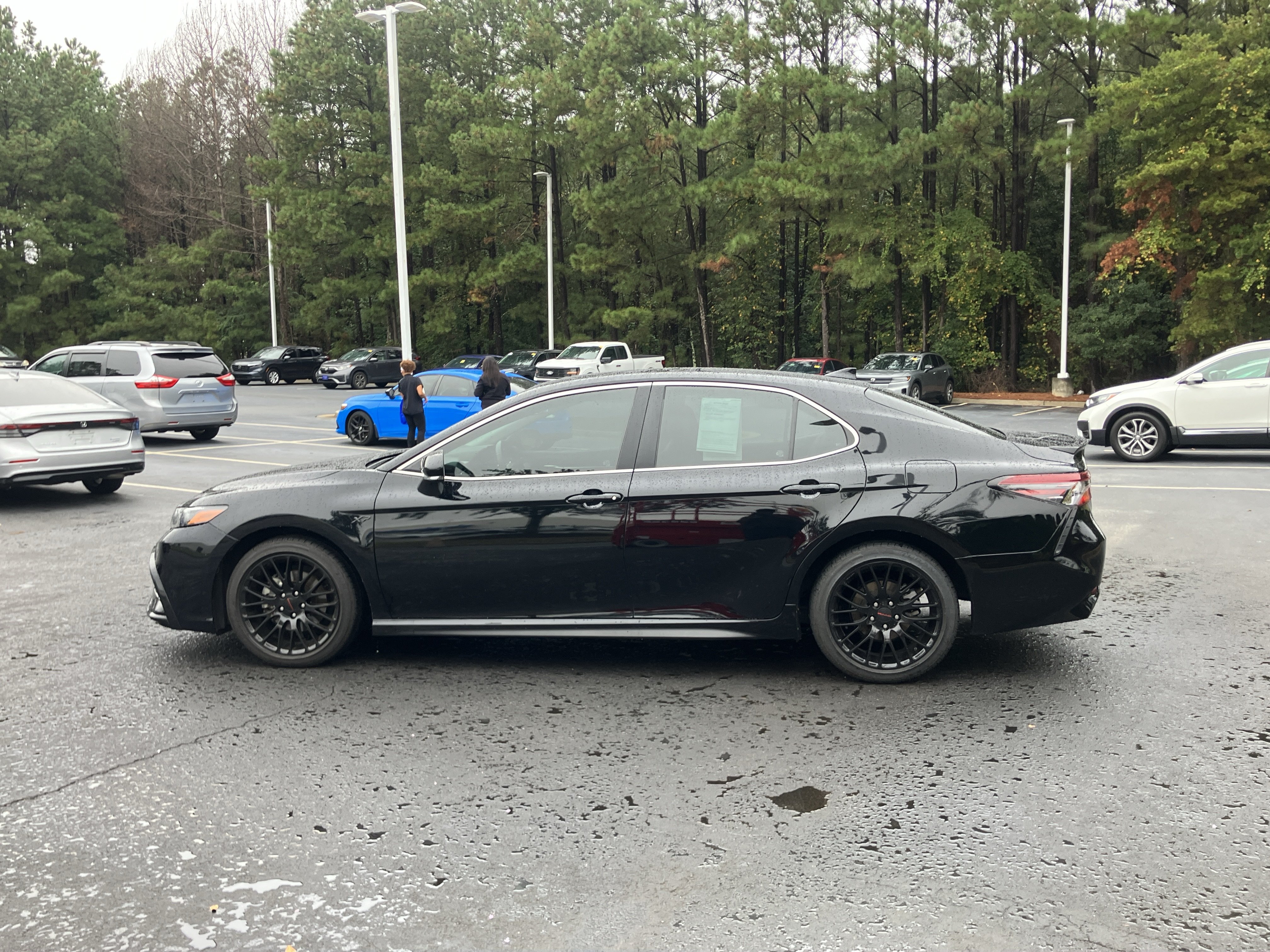 Used 2022 Toyota Camry SE FWD image 6