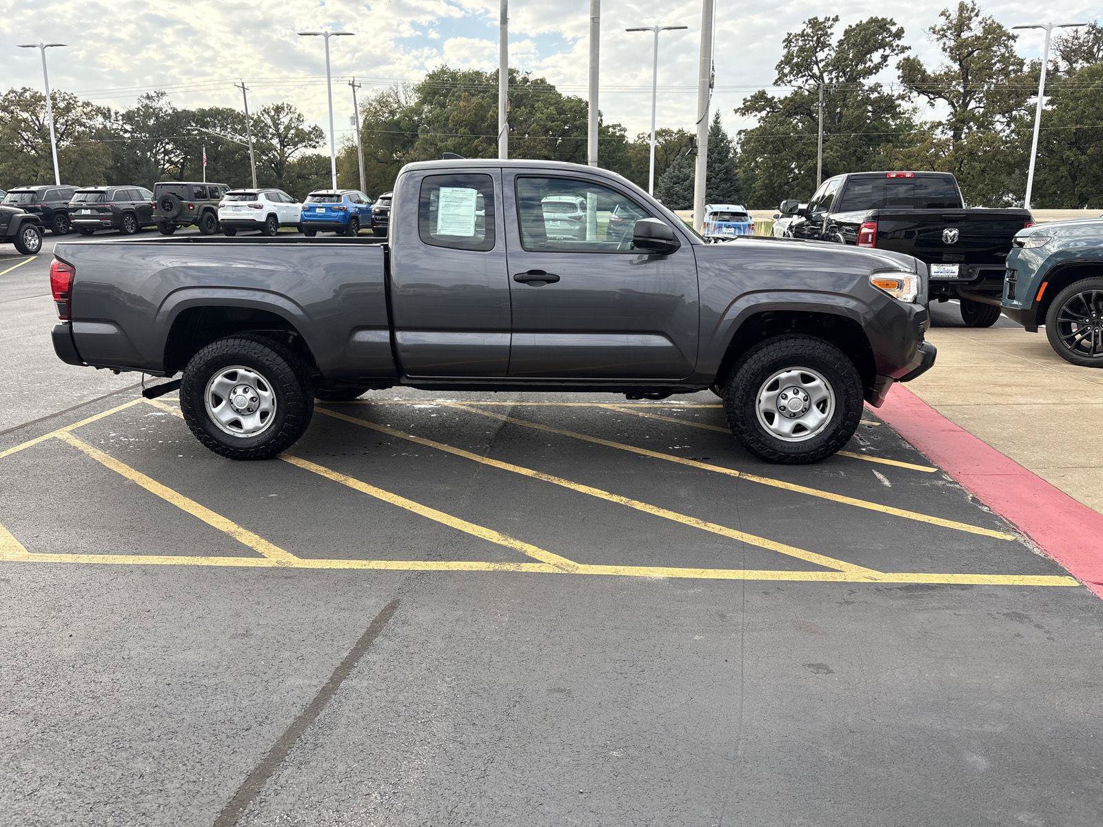 Used 2018 Toyota Tacoma SR AWD/4WD image 4
