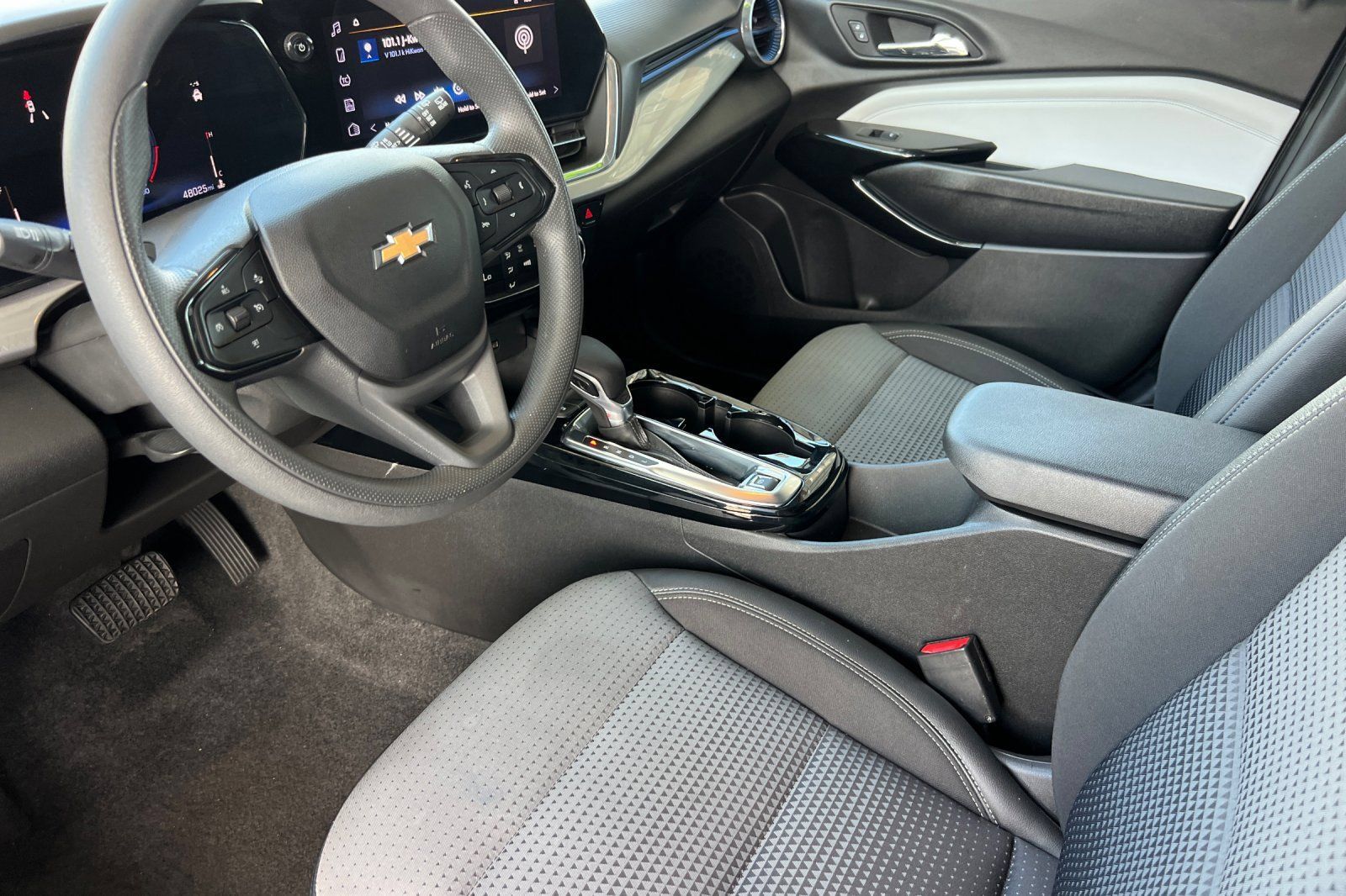 Used 2025 Chevrolet Trax LT FWD image 5
