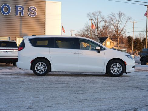 Used 2023 Chrysler Voyager LX image 3