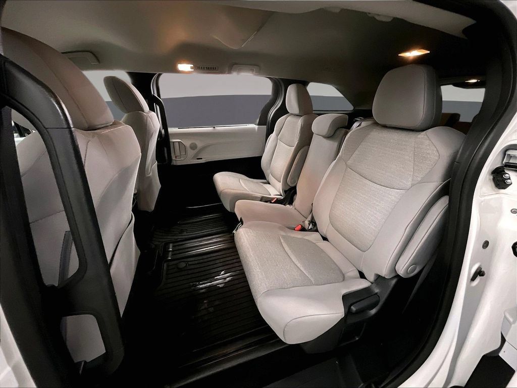 Used 2025 Toyota Sienna LE FWD image 30