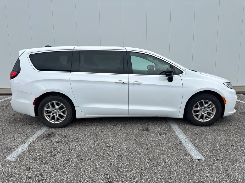 Used 2024 Chrysler Pacifica Touring-L FWD image 7