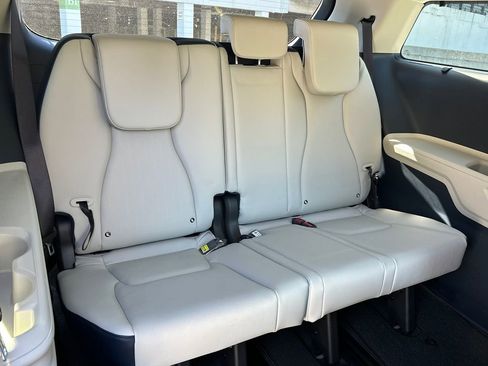 New 2026 Kia Carnival EX FWD image 15